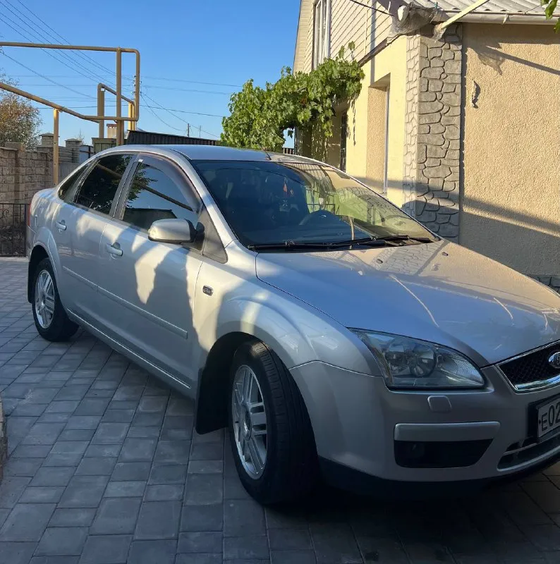 Продам ford focus 2 ghia год: 2007 родной пробег: 208тыс двигатель 1.6 бензин 115лс работает отлично, едет классно, не дымит не троит, по трассе ехать приятно! по ходовой нареканий нету, едет сбито, дорогу держит отлично, по кузову в очень достойном состоянии без гнили и коррозии, днище и пороги все целое, вин читаеться как с завода, по кузову без дтп все силовые части родные, 6 подушек безопасности, лобовое родное с подогревом! по электрике абсолютно все работает нет никаких ошибок! самая полная комплектация ghia: с двух зонным климатом, подогревами сидений, зеркал, лобового, круиз-контроль, подрулевое управление музыкой, авто свет, туманки, эл. зеркала, esp(курсовая устойчивость на дороге) 4 стеклоподьемника, омыватели фар, бортовик, центральный замок, дисковые торомза вкруг! кондиционер отлично холодит❄️на данный момент авто вложений не требует. документы кристально чистые 2 владельца за всю историю с оригинальным птс. торг есть цена: 565000 📍мариуполь 📞+79496463727 - фотография - 2