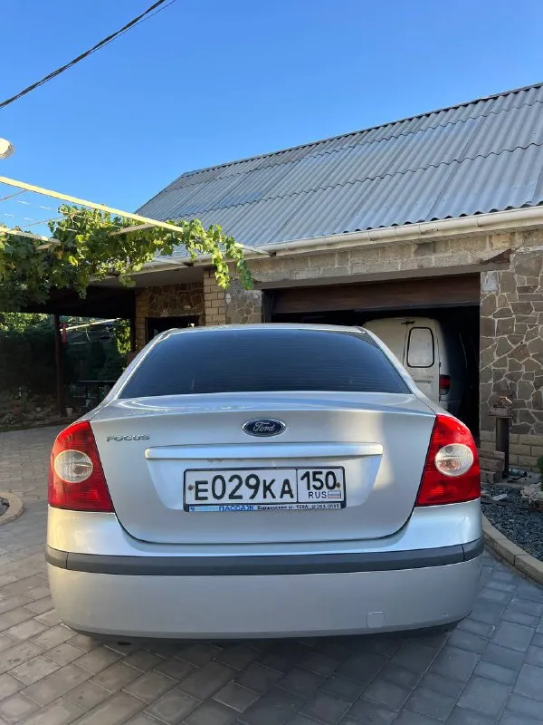 Продам ford focus 2 ghia год: 2007 родной пробег: 208тыс двигатель 1.6 бензин 115лс работает отлично, едет классно, не дымит не троит, по трассе ехать приятно! по ходовой нареканий нету, едет сбито, дорогу держит отлично, по кузову в очень достойном состоянии без гнили и коррозии, днище и пороги все целое, вин читаеться как с завода, по кузову без дтп все силовые части родные, 6 подушек безопасности, лобовое родное с подогревом! по электрике абсолютно все работает нет никаких ошибок! самая полная комплектация ghia: с двух зонным климатом, подогревами сидений, зеркал, лобового, круиз-контроль, подрулевое управление музыкой, авто свет, туманки, эл. зеркала, esp(курсовая устойчивость на дороге) 4 стеклоподьемника, омыватели фар, бортовик, центральный замок, дисковые торомза вкруг! кондиционер отлично холодит❄️на данный момент авто вложений не требует. документы кристально чистые 2 владельца за всю историю с оригинальным птс. торг есть цена: 565000 📍мариуполь 📞+79496463727 - фотография - 3