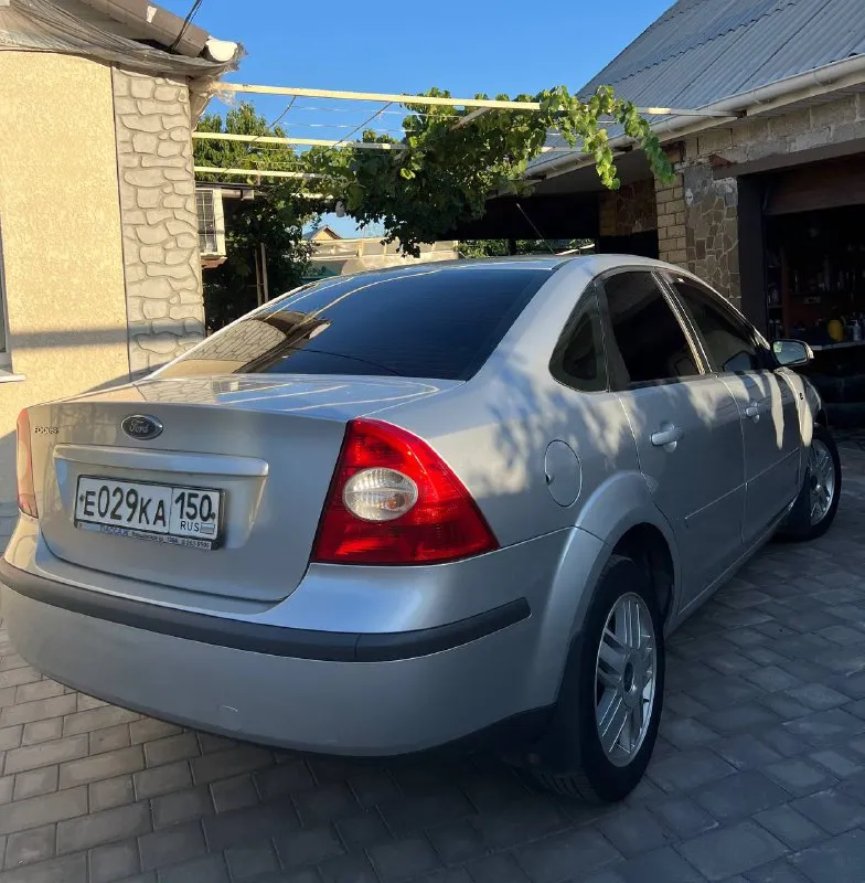 Продам ford focus 2 ghia год: 2007 родной пробег: 208тыс двигатель 1.6 бензин 115лс работает отлично, едет классно, не дымит не троит, по трассе ехать приятно! по ходовой нареканий нету, едет сбито, дорогу держит отлично, по кузову в очень достойном состоянии без гнили и коррозии, днище и пороги все целое, вин читаеться как с завода, по кузову без дтп все силовые части родные, 6 подушек безопасности, лобовое родное с подогревом! по электрике абсолютно все работает нет никаких ошибок! самая полная комплектация ghia: с двух зонным климатом, подогревами сидений, зеркал, лобового, круиз-контроль, подрулевое управление музыкой, авто свет, туманки, эл. зеркала, esp(курсовая устойчивость на дороге) 4 стеклоподьемника, омыватели фар, бортовик, центральный замок, дисковые торомза вкруг! кондиционер отлично холодит❄️на данный момент авто вложений не требует. документы кристально чистые 2 владельца за всю историю с оригинальным птс. торг есть цена: 565000 📍мариуполь 📞+79496463727 - фотография - 4