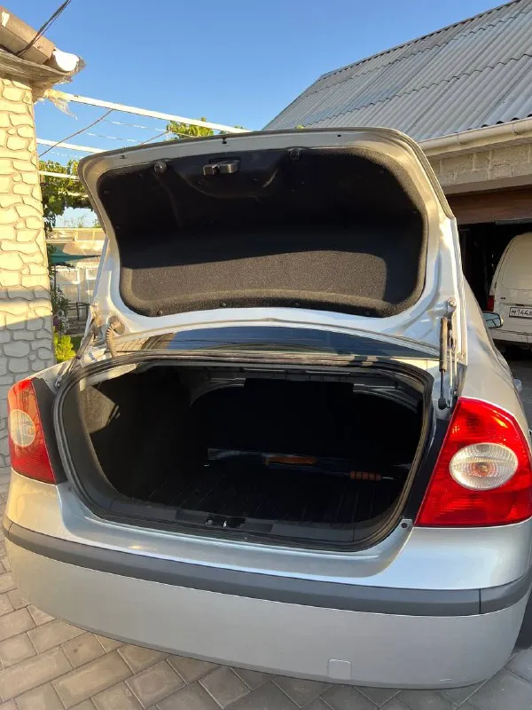 Продам ford focus 2 ghia год: 2007 родной пробег: 208тыс двигатель 1.6 бензин 115лс работает отлично, едет классно, не дымит не троит, по трассе ехать приятно! по ходовой нареканий нету, едет сбито, дорогу держит отлично, по кузову в очень достойном состоянии без гнили и коррозии, днище и пороги все целое, вин читаеться как с завода, по кузову без дтп все силовые части родные, 6 подушек безопасности, лобовое родное с подогревом! по электрике абсолютно все работает нет никаких ошибок! самая полная комплектация ghia: с двух зонным климатом, подогревами сидений, зеркал, лобового, круиз-контроль, подрулевое управление музыкой, авто свет, туманки, эл. зеркала, esp(курсовая устойчивость на дороге) 4 стеклоподьемника, омыватели фар, бортовик, центральный замок, дисковые торомза вкруг! кондиционер отлично холодит❄️на данный момент авто вложений не требует. документы кристально чистые 2 владельца за всю историю с оригинальным птс. торг есть цена: 565000 📍мариуполь 📞+79496463727 - фотография - 6