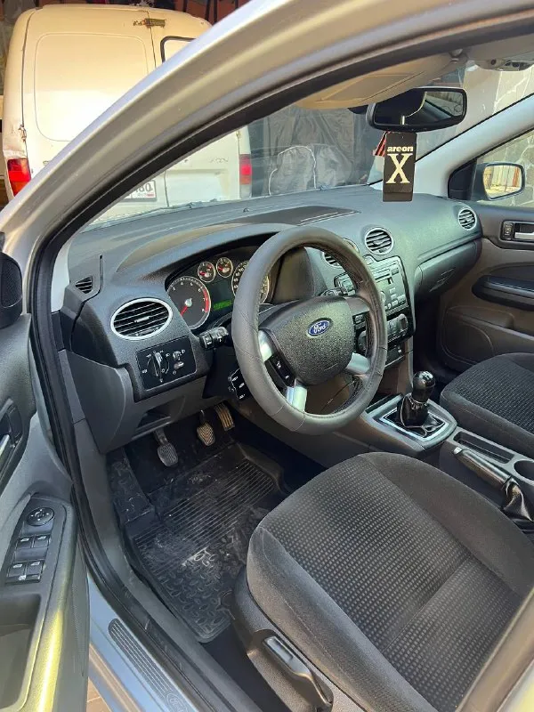 Продам ford focus 2 ghia год: 2007 родной пробег: 208тыс двигатель 1.6 бензин 115лс работает отлично, едет классно, не дымит не троит, по трассе ехать приятно! по ходовой нареканий нету, едет сбито, дорогу держит отлично, по кузову в очень достойном состоянии без гнили и коррозии, днище и пороги все целое, вин читаеться как с завода, по кузову без дтп все силовые части родные, 6 подушек безопасности, лобовое родное с подогревом! по электрике абсолютно все работает нет никаких ошибок! самая полная комплектация ghia: с двух зонным климатом, подогревами сидений, зеркал, лобового, круиз-контроль, подрулевое управление музыкой, авто свет, туманки, эл. зеркала, esp(курсовая устойчивость на дороге) 4 стеклоподьемника, омыватели фар, бортовик, центральный замок, дисковые торомза вкруг! кондиционер отлично холодит❄️на данный момент авто вложений не требует. документы кристально чистые 2 владельца за всю историю с оригинальным птс. торг есть цена: 565000 📍мариуполь 📞+79496463727 - фотография - 7