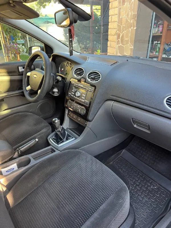 Продам ford focus 2 ghia год: 2007 родной пробег: 208тыс двигатель 1.6 бензин 115лс работает отлично, едет классно, не дымит не троит, по трассе ехать приятно! по ходовой нареканий нету, едет сбито, дорогу держит отлично, по кузову в очень достойном состоянии без гнили и коррозии, днище и пороги все целое, вин читаеться как с завода, по кузову без дтп все силовые части родные, 6 подушек безопасности, лобовое родное с подогревом! по электрике абсолютно все работает нет никаких ошибок! самая полная комплектация ghia: с двух зонным климатом, подогревами сидений, зеркал, лобового, круиз-контроль, подрулевое управление музыкой, авто свет, туманки, эл. зеркала, esp(курсовая устойчивость на дороге) 4 стеклоподьемника, омыватели фар, бортовик, центральный замок, дисковые торомза вкруг! кондиционер отлично холодит❄️на данный момент авто вложений не требует. документы кристально чистые 2 владельца за всю историю с оригинальным птс. торг есть цена: 565000 📍мариуполь 📞+79496463727 - фотография - 8