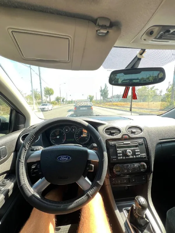 Продам ford focus 2 ghia год: 2007 родной пробег: 208тыс двигатель 1.6 бензин 115лс работает отлично, едет классно, не дымит не троит, по трассе ехать приятно! по ходовой нареканий нету, едет сбито, дорогу держит отлично, по кузову в очень достойном состоянии без гнили и коррозии, днище и пороги все целое, вин читаеться как с завода, по кузову без дтп все силовые части родные, 6 подушек безопасности, лобовое родное с подогревом! по электрике абсолютно все работает нет никаких ошибок! самая полная комплектация ghia: с двух зонным климатом, подогревами сидений, зеркал, лобового, круиз-контроль, подрулевое управление музыкой, авто свет, туманки, эл. зеркала, esp(курсовая устойчивость на дороге) 4 стеклоподьемника, омыватели фар, бортовик, центральный замок, дисковые торомза вкруг! кондиционер отлично холодит❄️на данный момент авто вложений не требует. документы кристально чистые 2 владельца за всю историю с оригинальным птс. торг есть цена: 565000 📍мариуполь 📞+79496463727 - фотография - 9