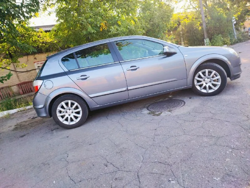 Опель астра(н) хетчбек 2004г. мотор: 1.6 л. коробка : механика. пробег 190т. масло не берет, от слова совсем. я собственник. комплектация:🔥 -датчики дождя и света -электрорегулировка зеркал -датчики давления в шинах -круиз контроль -парктроники -салон велюр -бортовой компьютер -подогрев зеркал и заднего стекла установлено гбо 4-го поколения(вписано в птс). новый радиатор кондиционера и радиатор охлаждения. кондиционер холодит отлично. стекла все родные. резина зима, лето в отличном состоянии!+ полноценная запаска. салон чистый не затертый, в машине не курили. номер: +79493377390 цена: 570т. руб. торг у капота! - фотография - 3