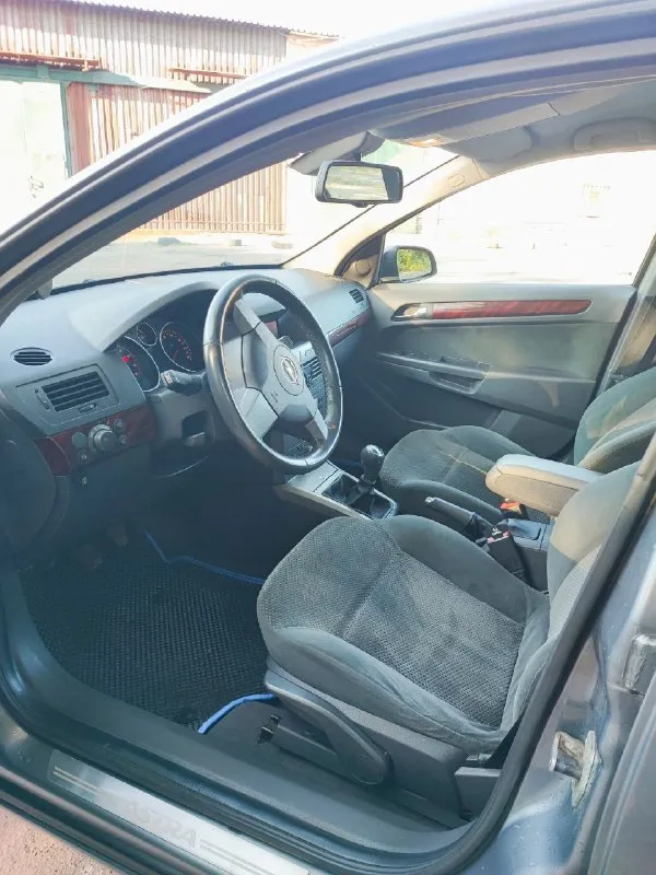 Опель астра(н) хетчбек 2004г. мотор: 1.6 л. коробка : механика. пробег 190т. масло не берет, от слова совсем. я собственник. комплектация:🔥 -датчики дождя и света -электрорегулировка зеркал -датчики давления в шинах -круиз контроль -парктроники -салон велюр -бортовой компьютер -подогрев зеркал и заднего стекла установлено гбо 4-го поколения(вписано в птс). новый радиатор кондиционера и радиатор охлаждения. кондиционер холодит отлично. стекла все родные. резина зима, лето в отличном состоянии!+ полноценная запаска. салон чистый не затертый, в машине не курили. номер: +79493377390 цена: 570т. руб. торг у капота! - фотография - 4