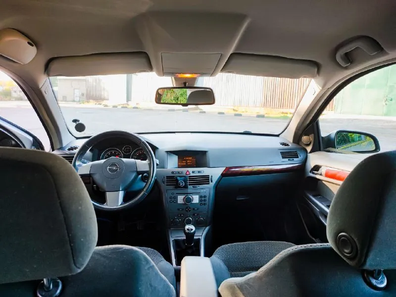 Опель астра(н) хетчбек 2004г. мотор: 1.6 л. коробка : механика. пробег 190т. масло не берет, от слова совсем. я собственник. комплектация:🔥 -датчики дождя и света -электрорегулировка зеркал -датчики давления в шинах -круиз контроль -парктроники -салон велюр -бортовой компьютер -подогрев зеркал и заднего стекла установлено гбо 4-го поколения(вписано в птс). новый радиатор кондиционера и радиатор охлаждения. кондиционер холодит отлично. стекла все родные. резина зима, лето в отличном состоянии!+ полноценная запаска. салон чистый не затертый, в машине не курили. номер: +79493377390 цена: 570т. руб. торг у капота! - фотография - 6