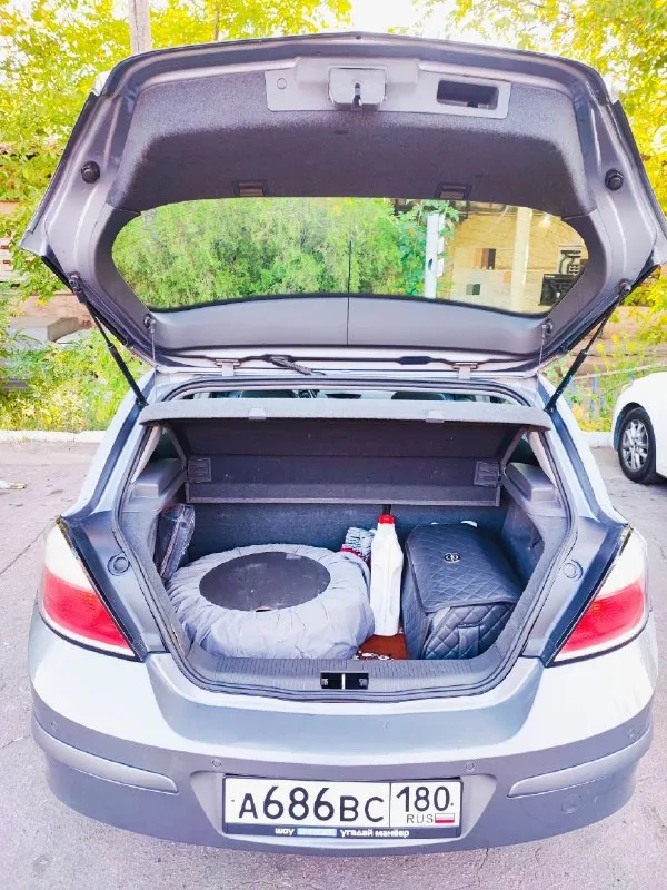 Опель астра(н) хетчбек 2004г. мотор: 1.6 л. коробка : механика. пробег 190т. масло не берет, от слова совсем. я собственник. комплектация:🔥 -датчики дождя и света -электрорегулировка зеркал -датчики давления в шинах -круиз контроль -парктроники -салон велюр -бортовой компьютер -подогрев зеркал и заднего стекла установлено гбо 4-го поколения(вписано в птс). новый радиатор кондиционера и радиатор охлаждения. кондиционер холодит отлично. стекла все родные. резина зима, лето в отличном состоянии!+ полноценная запаска. салон чистый не затертый, в машине не курили. номер: +79493377390 цена: 570т. руб. торг у капота! - фотография - 7