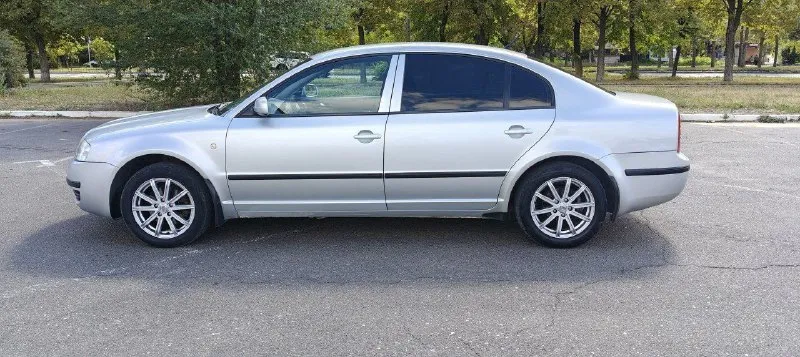 Продам шкода суперб 2006 год 1.8 турбо коробка механика климат контроль двух диновый магнитофон камера заднего вида, пробег 251 тыщ. би-лет линзы отдам зимнию резину на титанах цена 720 тыс рублей торг у капота машину можно посмотреть в донецке +79493114433 +79494491171 - фотография - 2