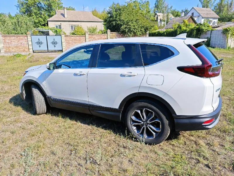 Продам автомобиль honda cr-v 2021 г. в. пробег 76000 объём двигателя 1.5, 190л. с. коробка вариатор, постоянный полный привод, адаптивный круиз контроль, датчики слепых зон, предотвращение выезда с полосы, электронная панель приборов, подогрев передних сидений, безключевой доступ, система start/stop, камера заднего вида, двух-зонный климат контроль, мультируль, полный набор систем активной безопасности, мультимедиа панель, поддержка apple carplay и android auto. прекрасный семейный автомобиль с большим и комфортным салоном. vin - в карусели фото. штрафов / запретов нет цена :2.550.000 осмотр г. енакиево торг у капота +79495002238 - фотография - 4