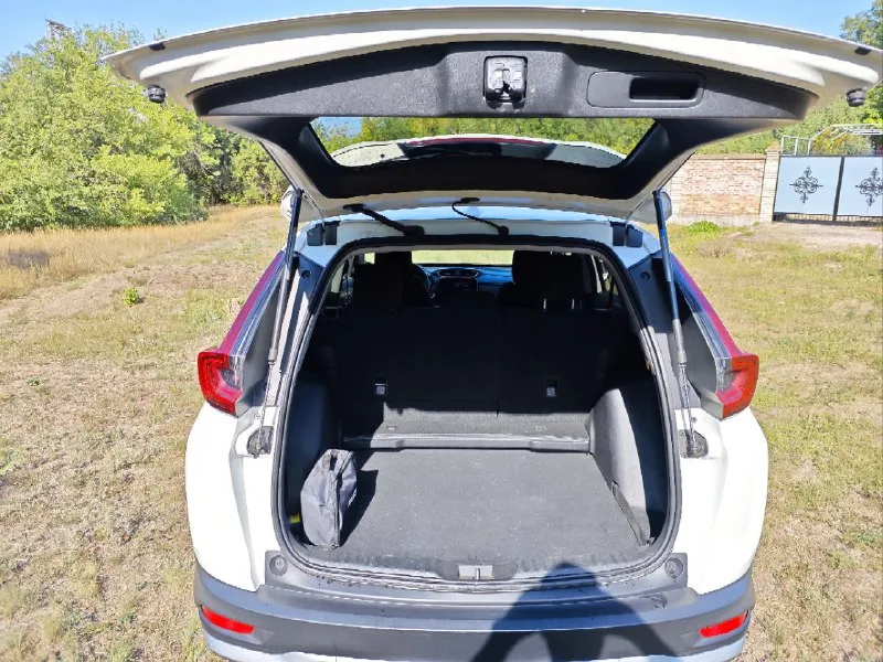 Продам автомобиль honda cr-v 2021 г. в. пробег 76000 объём двигателя 1.5, 190л. с. коробка вариатор, постоянный полный привод, адаптивный круиз контроль, датчики слепых зон, предотвращение выезда с полосы, электронная панель приборов, подогрев передних сидений, безключевой доступ, система start/stop, камера заднего вида, двух-зонный климат контроль, мультируль, полный набор систем активной безопасности, мультимедиа панель, поддержка apple carplay и android auto. прекрасный семейный автомобиль с большим и комфортным салоном. vin - в карусели фото. штрафов / запретов нет цена :2.550.000 осмотр г. енакиево торг у капота +79495002238 - фотография - 6