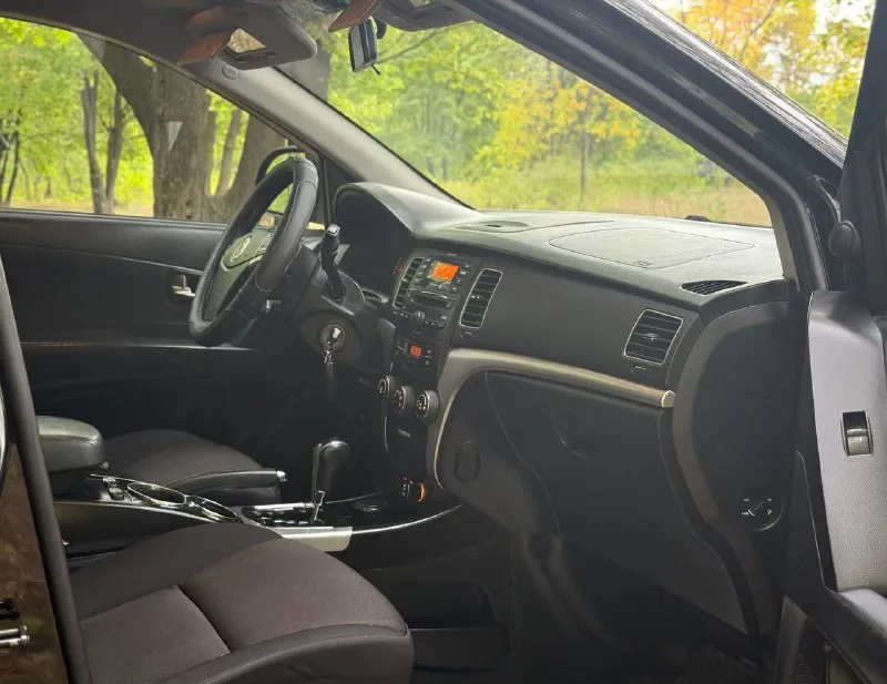 Продам ssanyong actyon 2.0 л tdi, 4 wd, at. подключаемый полный привод с блокировкой. автомобиль 11.11.2011 г. в. находится в 1 семье. оригинальный птс, вся документация, 2 ключа. заводской окрас всех кузовных элементов за исключением крышки багажника. пороги, низ дверей, арки и днище в целом - без нюансов. подкапотное пространство сухое. двигатель работает ровно, расход 9 л город, 7 л трасса. комплектация полная, климат, круиз, 4 эл. сп, мультируль, подогрев сидений, зеркал, зоны дворников, штатные птф, автозапуск, прочие. находится в г макеевка, звонить по существу. варианты обменов и рассрочек не интересны. цена 750 тыс руб. контакты : +79494531233 ; +79517679727 📲 tg: @blackynsaid 📞 звоните: +7(949)4531233 - фотография - 8