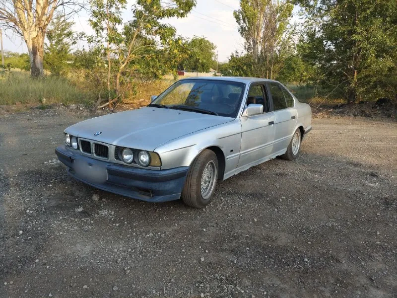 Продам бмв е34 m20i 1988го года, на 180 регионе, 210 000р возможен небольшой торг. мотор работает ровно, не троит, не стучит. на холодную запускается бодро, ни разу не подводила. коробка не хрустит, не выбивает. кузов не без нюансов( видно по фото). кого заинтересовал данный аппарат набирайте : +7 949 355 23 05 осмотр донецк - фотография - 3