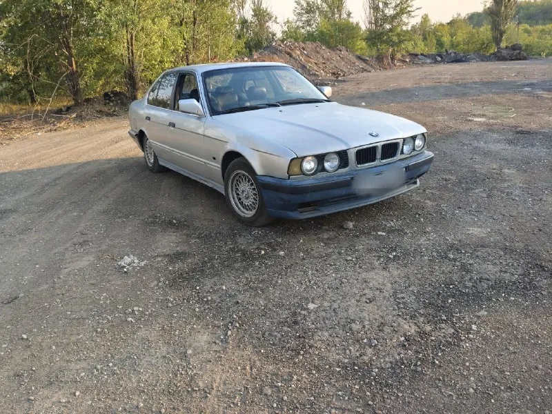 Продам бмв е34 m20i 1988го года, на 180 регионе, 210 000р возможен небольшой торг. мотор работает ровно, не троит, не стучит. на холодную запускается бодро, ни разу не подводила. коробка не хрустит, не выбивает. кузов не без нюансов( видно по фото). кого заинтересовал данный аппарат набирайте : +7 949 355 23 05 осмотр донецк - фотография - 4