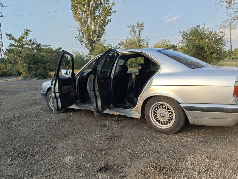 Продам бмв е34 m20i 1988го года, на 180 регионе, 210 000р возможен небольшой торг. мотор работает ровно, не троит, не стучит. на холодную запускается бодро, ни разу не подводила. коробка не хрустит, не выбивает. кузов не без нюансов( видно по фото). кого заинтересовал данный аппарат набирайте : +7 949 355 23 05 осмотр донецк - фотография - 9