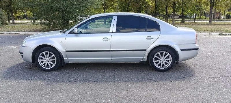 Продам skoda суперб год 2006. двигатель 1.8 турбо. коробка механика. пробег 254 000. климат контроль. двух диновый магнитофон. камера заднего вида. би-лет линзы. отдам зимнюю резину на титанах. цена 600 тысяч рублей торг у капота. машину можно в донецке. 79493114433 79494491171 📞 звоните: +7(949)3114433 - фотография - 4