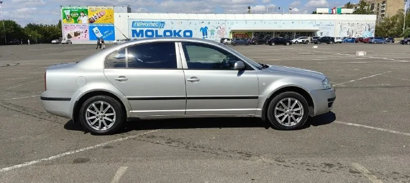 Продам skoda суперб год 2006. двигатель 1.8 турбо. коробка механика. пробег 254 000. климат контроль. двух диновый магнитофон. камера заднего вида. би-лет линзы. отдам зимнюю резину на титанах. цена 600 тысяч рублей торг у капота. машину можно в донецке. 79493114433 79494491171 📞 звоните: +7(949)3114433 - фотография - 6