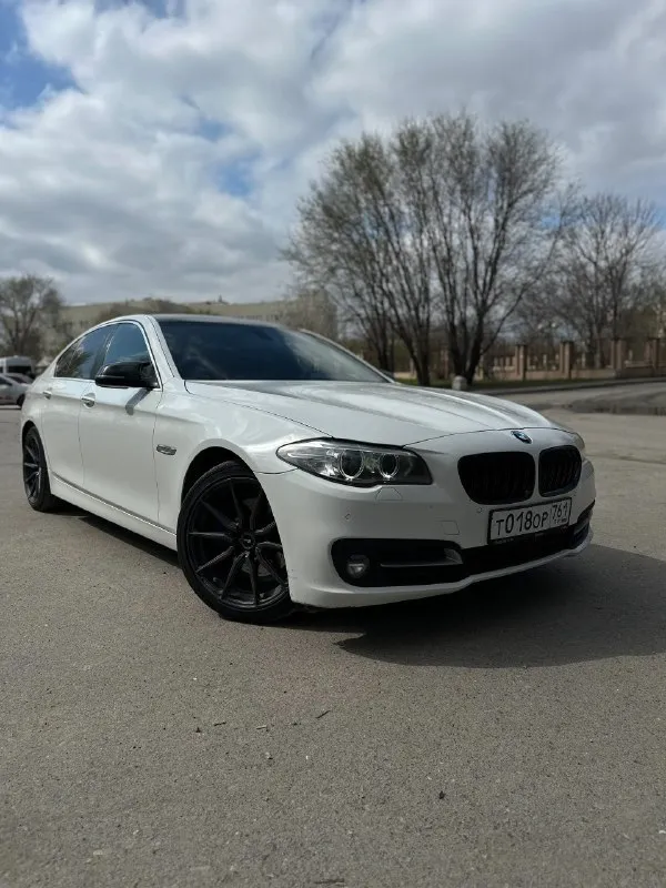Bmw 520i 2л 2014г. пробег 145тыс обмен с вашей доплатой -кожаный салон -подогрев сидений -подогрев руля -климат контроль -запуск с кнопки -омыватель фар -лазерная оптика -парктроники перед, зад цена 2 090₽ +79604489192 📞 звоните: +7(960)4489192 - фотография - 3
