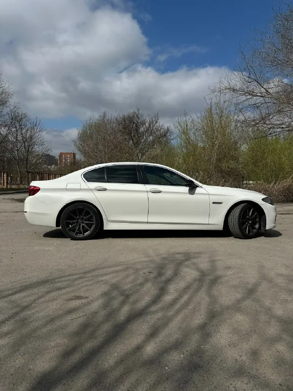 Bmw 520i 2л 2014г. пробег 145тыс обмен с вашей доплатой -кожаный салон -подогрев сидений -подогрев руля -климат контроль -запуск с кнопки -омыватель фар -лазерная оптика -парктроники перед, зад цена 2 090₽ +79604489192 📞 звоните: +7(960)4489192 - фотография - 4