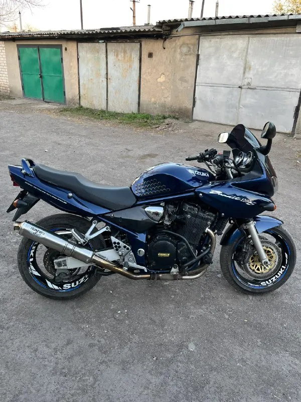 Продам suzuki bandit 1200s 2000 года пригнан в 2023 году с японии полностью обслужен и готов к сезону дополнительно установлено: - защита двигателя - туманки - японский выхлоп заводской выхлоп в комплекте продажа без номеров, с полным переоформлением находится в городе ровеньки вопросы по телефону +79591422712 +79525735254 либо обращаться в лс 📞 звоните: +7(959)1422712 - фотография - 2