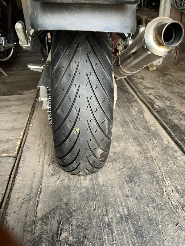 Продам suzuki bandit 1200s 2000 года пригнан в 2023 году с японии полностью обслужен и готов к сезону дополнительно установлено: - защита двигателя - туманки - японский выхлоп заводской выхлоп в комплекте продажа без номеров, с полным переоформлением находится в городе ровеньки вопросы по телефону +79591422712 +79525735254 либо обращаться в лс 📞 звоните: +7(959)1422712 - фотография - 8