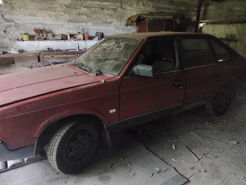 Продам москвич 2141. срочно! цена 40к, быстрым дешевле я хозяин, переоформление. газ-безин, газ вписан (на нужно заменить/убрать короб фильтра, в остальном все ок) заводится без проблем, держит холостые хорошо. ехать может, но на свой страх и риск перегрел, пытаясь выбраться из грязи, и пошел антифриз в масло. проездил ещё с месяц-полтора, загустело масло и начала пропадать тяга. начал постукивать заниматься некогда, езжу на другой, москвич стоит год в гараже по металлу живее всех живых, силовая часть, дно, стаканы, пороги в отличном состоянии, дно обработано. салон в нормальном состоянии. косяки по наружке естественно имеются все что должно работать, работает. установлен ксенон, печка жарит. цена 40к, быстрым дешевле машина в г. кировское тел +79494627093 +79493374871 (жена, если первый недоступен) 📞 звоните: +7(949)4627093 - фотография - 2