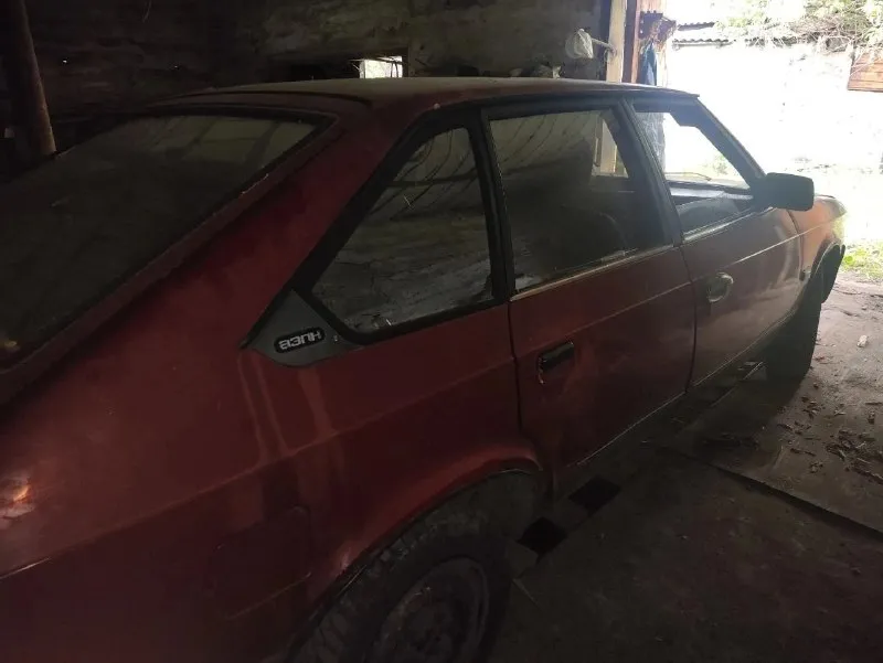 Продам москвич 2141. срочно! цена 40к, быстрым дешевле я хозяин, переоформление. газ-безин, газ вписан (на нужно заменить/убрать короб фильтра, в остальном все ок) заводится без проблем, держит холостые хорошо. ехать может, но на свой страх и риск перегрел, пытаясь выбраться из грязи, и пошел антифриз в масло. проездил ещё с месяц-полтора, загустело масло и начала пропадать тяга. начал постукивать заниматься некогда, езжу на другой, москвич стоит год в гараже по металлу живее всех живых, силовая часть, дно, стаканы, пороги в отличном состоянии, дно обработано. салон в нормальном состоянии. косяки по наружке естественно имеются все что должно работать, работает. установлен ксенон, печка жарит. цена 40к, быстрым дешевле машина в г. кировское тел +79494627093 +79493374871 (жена, если первый недоступен) 📞 звоните: +7(949)4627093 - фотография - 3