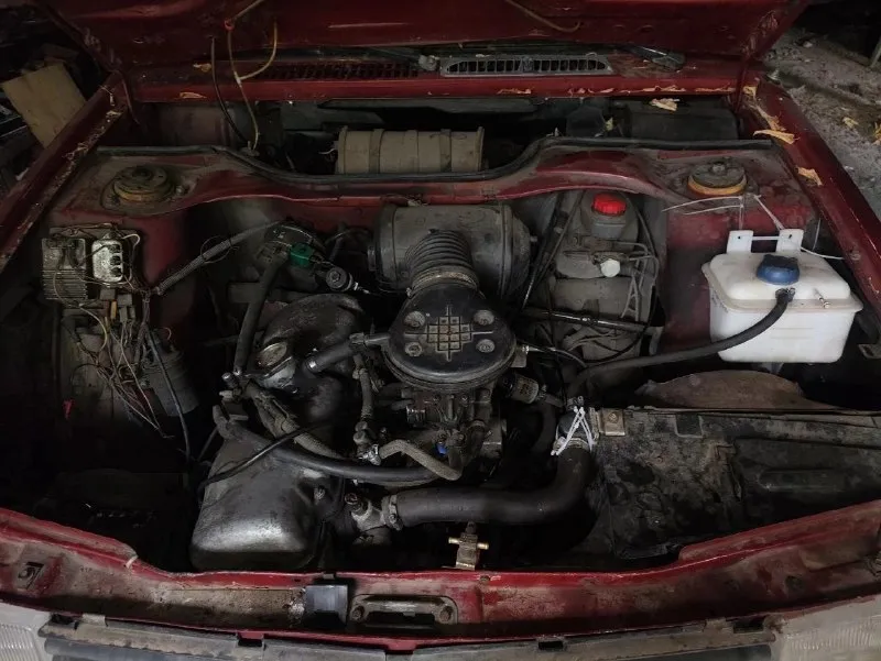 Продам москвич 2141. срочно! цена 40к, быстрым дешевле я хозяин, переоформление. газ-безин, газ вписан (на нужно заменить/убрать короб фильтра, в остальном все ок) заводится без проблем, держит холостые хорошо. ехать может, но на свой страх и риск перегрел, пытаясь выбраться из грязи, и пошел антифриз в масло. проездил ещё с месяц-полтора, загустело масло и начала пропадать тяга. начал постукивать заниматься некогда, езжу на другой, москвич стоит год в гараже по металлу живее всех живых, силовая часть, дно, стаканы, пороги в отличном состоянии, дно обработано. салон в нормальном состоянии. косяки по наружке естественно имеются все что должно работать, работает. установлен ксенон, печка жарит. цена 40к, быстрым дешевле машина в г. кировское тел +79494627093 +79493374871 (жена, если первый недоступен) 📞 звоните: +7(949)4627093 - фотография - 4