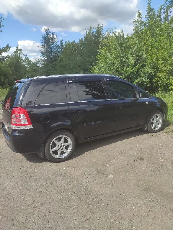 Продам opel zafira b рестайлинг, год выпуска 2009, объем двигателя 2.2 бензин, пробег оригинальный 184тыс. км. коробка автомат. авто из германии, в родной краске, стекла тоже родные. салон в идеальном состоянии. на новой летней резине, зимняя в придачу. два ключа. датчик света, датчик дождя, адаптивный би ксенон. новый аккумулятор стоит. из последнего, что было сделано это замена передних амортизаторов с опорниками, сайлентблоки задней балки, сайлентблоки подрамника и передних рычагов, новый компрессор и радиатор кондиционера, удалены и отшиты вихревые заслонки, новые иридиевые свечи, заменена прокладка клапанной крышки, задние фонари новые, передние тормозные диски и колодки. в общем авто не требует вложений от слова совсем, всегда всё вовремя менялось и обслуживалось, денег не жалел на ремонты, личный автомобиль! цена 850 000. любые проверки и диагностики на любой сто за ваш счёт. заинтересованным звонить по телефону: +79493280707 📞 звоните: +7(949)3280707 - фотография - 2