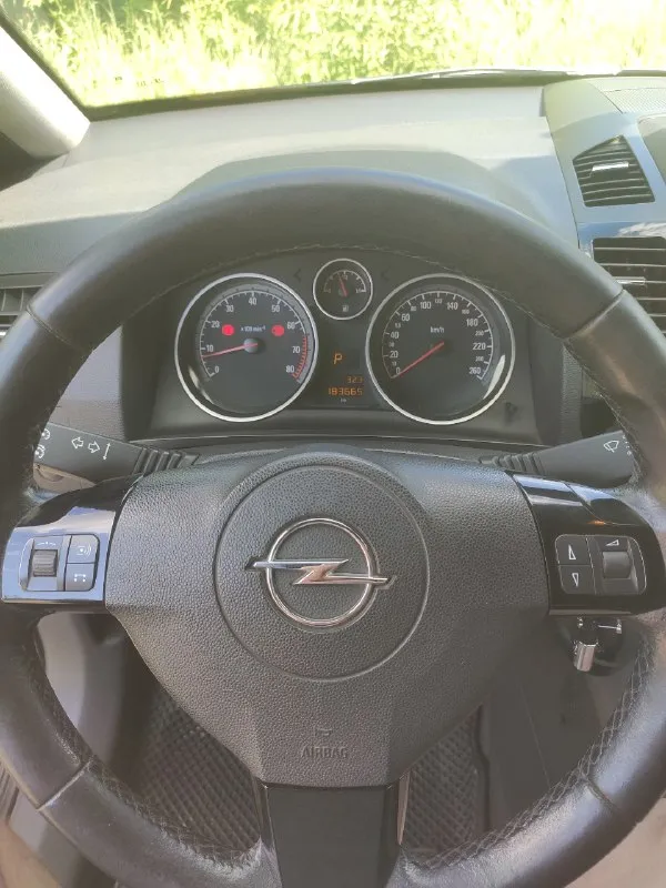 Продам opel zafira b рестайлинг, год выпуска 2009, объем двигателя 2.2 бензин, пробег оригинальный 184тыс. км. коробка автомат. авто из германии, в родной краске, стекла тоже родные. салон в идеальном состоянии. на новой летней резине, зимняя в придачу. два ключа. датчик света, датчик дождя, адаптивный би ксенон. новый аккумулятор стоит. из последнего, что было сделано это замена передних амортизаторов с опорниками, сайлентблоки задней балки, сайлентблоки подрамника и передних рычагов, новый компрессор и радиатор кондиционера, удалены и отшиты вихревые заслонки, новые иридиевые свечи, заменена прокладка клапанной крышки, задние фонари новые, передние тормозные диски и колодки. в общем авто не требует вложений от слова совсем, всегда всё вовремя менялось и обслуживалось, денег не жалел на ремонты, личный автомобиль! цена 850 000. любые проверки и диагностики на любой сто за ваш счёт. заинтересованным звонить по телефону: +79493280707 📞 звоните: +7(949)3280707 - фотография - 5