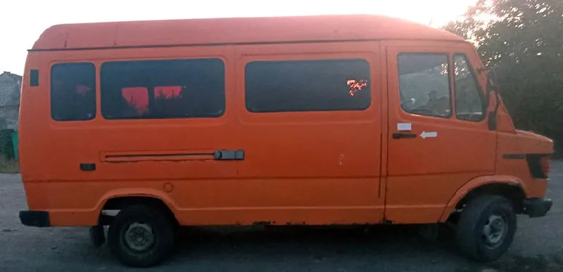 Продам автобус mercedes t1 207d 1987 года выпуска. пробег 462 тысячи. машина на ходу. двигатель 2.9 без турбины, масло не ест. рама целая. коробка новая. 8 посадочных мест (сиденья идут в придачу). учет рф. цена 320 000 рублей. торг у капота. все вопросы по телефону +7-959-036-40-43 валентин/ +7-959-184-91-51 елена. звонить с 10:00 до 20:00. 📞 звоните: +7(959)0364043 - фотография - 2