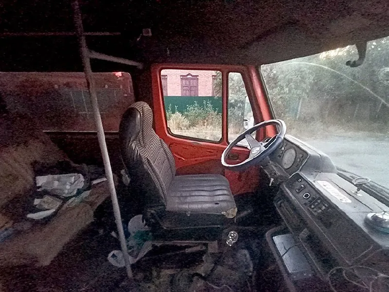 Продам автобус mercedes t1 207d 1987 года выпуска. пробег 462 тысячи. машина на ходу. двигатель 2.9 без турбины, масло не ест. рама целая. коробка новая. 8 посадочных мест (сиденья идут в придачу). учет рф. цена 320 000 рублей. торг у капота. все вопросы по телефону +7-959-036-40-43 валентин/ +7-959-184-91-51 елена. звонить с 10:00 до 20:00. 📞 звоните: +7(959)0364043 - фотография - 4