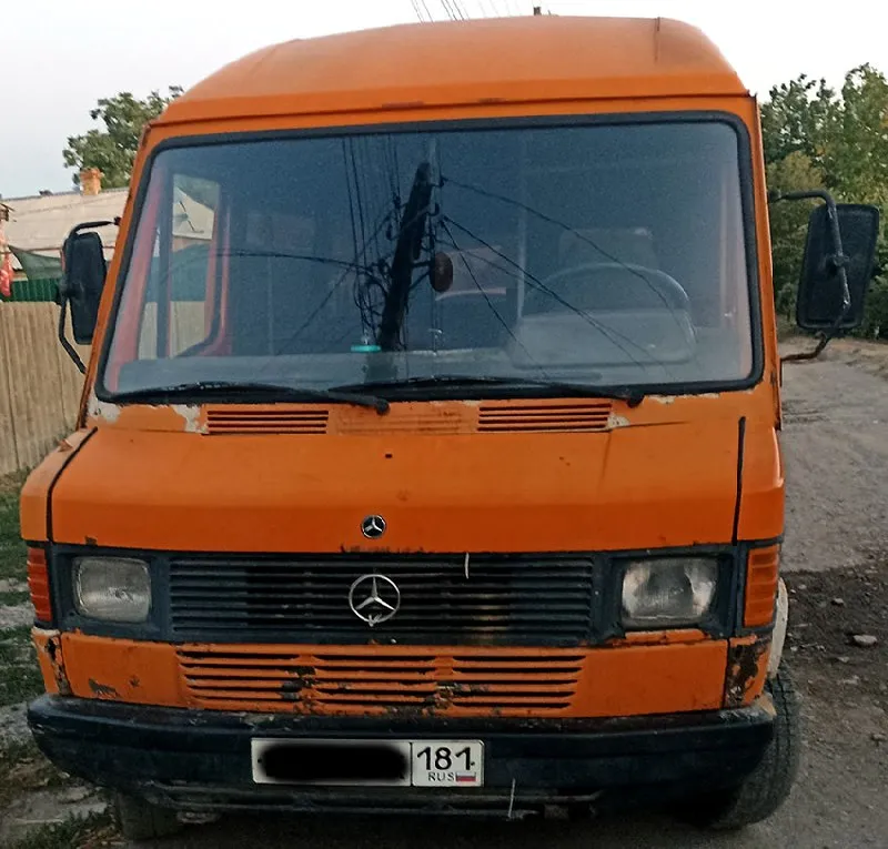Продам автобус mercedes t1 207d 1987 года выпуска. пробег 462 тысячи. машина на ходу. двигатель 2.9 без турбины, масло не ест. рама целая. коробка новая. 8 посадочных мест (сиденья идут в придачу). учет рф. цена 320 000 рублей. торг у капота. все вопросы по телефону +7-959-036-40-43 валентин/ +7-959-184-91-51 елена. звонить с 10:00 до 20:00. 📞 звоните: +7(959)0364043 - фотография - 5