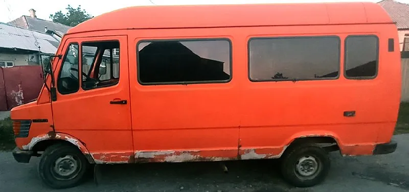 Продам автобус mercedes t1 207d 1987 года выпуска. пробег 462 тысячи. машина на ходу. двигатель 2.9 без турбины, масло не ест. рама целая. коробка новая. 8 посадочных мест (сиденья идут в придачу). учет рф. цена 320 000 рублей. торг у капота. все вопросы по телефону +7-959-036-40-43 валентин/ +7-959-184-91-51 елена. звонить с 10:00 до 20:00. 📞 звоните: +7(959)0364043 - фотография - 6