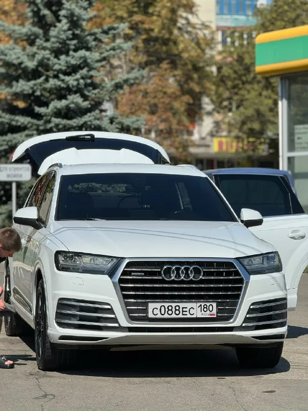 Audi q7 2016 года покупали в салоне новую, машина не бита не крашена не одна делать, часть авто в броне пленке 170.000 км оригинал пробег, история обслуживание строго на фирменной станции вложений 0, только после крупного т. о двигатель 3 литра бензин по двигателю вопросов не каких нет, работает тихо и мягко масло не берет ходовая вся как новая, пневма работает идеально машина очень мягко и тихо едет резина с дисками новые сколов царапин вмятин нет проверка только приветствуется комплектация s-line в машине есть все ! цена 3.500.000₽ обмен на порше каен осмотр макеевка донецк +7 949 524 3150 📞 звоните: +7(949)5243150 - фотография - 1