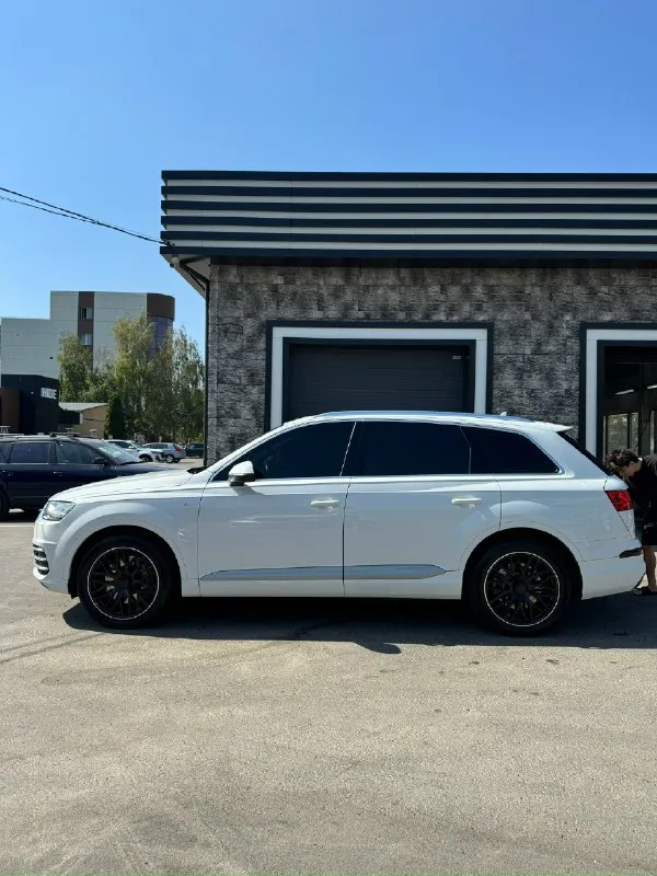 Audi q7 2016 года покупали в салоне новую, машина не бита не крашена не одна делать, часть авто в броне пленке 170.000 км оригинал пробег, история обслуживание строго на фирменной станции вложений 0, только после крупного т. о двигатель 3 литра бензин по двигателю вопросов не каких нет, работает тихо и мягко масло не берет ходовая вся как новая, пневма работает идеально машина очень мягко и тихо едет резина с дисками новые сколов царапин вмятин нет проверка только приветствуется комплектация s-line в машине есть все ! цена 3.500.000₽ обмен на порше каен осмотр макеевка донецк +7 949 524 3150 📞 звоните: +7(949)5243150 - фотография - 3