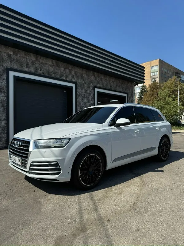Audi q7 2016 года покупали в салоне новую, машина не бита не крашена не одна делать, часть авто в броне пленке 170.000 км оригинал пробег, история обслуживание строго на фирменной станции вложений 0, только после крупного т. о двигатель 3 литра бензин по двигателю вопросов не каких нет, работает тихо и мягко масло не берет ходовая вся как новая, пневма работает идеально машина очень мягко и тихо едет резина с дисками новые сколов царапин вмятин нет проверка только приветствуется комплектация s-line в машине есть все ! цена 3.500.000₽ обмен на порше каен осмотр макеевка донецк +7 949 524 3150 📞 звоните: +7(949)5243150 - фотография - 4