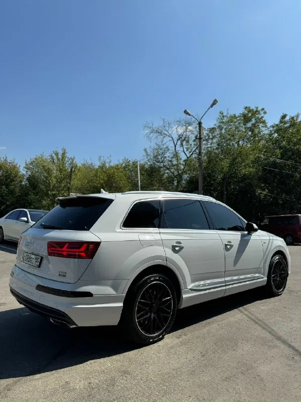 Audi q7 2016 года покупали в салоне новую, машина не бита не крашена не одна делать, часть авто в броне пленке 170.000 км оригинал пробег, история обслуживание строго на фирменной станции вложений 0, только после крупного т. о двигатель 3 литра бензин по двигателю вопросов не каких нет, работает тихо и мягко масло не берет ходовая вся как новая, пневма работает идеально машина очень мягко и тихо едет резина с дисками новые сколов царапин вмятин нет проверка только приветствуется комплектация s-line в машине есть все ! цена 3.500.000₽ обмен на порше каен осмотр макеевка донецк +7 949 524 3150 📞 звоните: +7(949)5243150 - фотография - 5