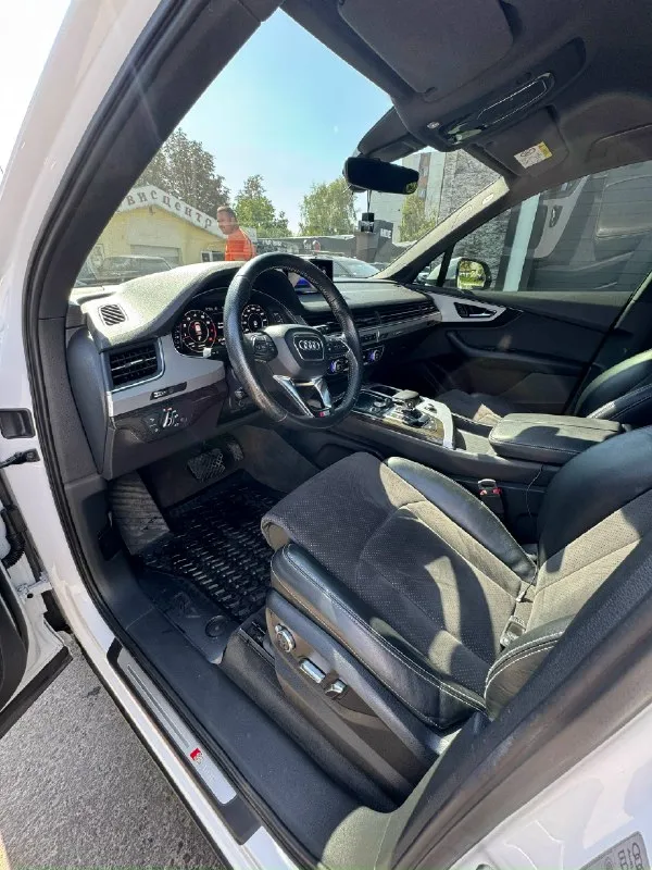 Audi q7 2016 года покупали в салоне новую, машина не бита не крашена не одна делать, часть авто в броне пленке 170.000 км оригинал пробег, история обслуживание строго на фирменной станции вложений 0, только после крупного т. о двигатель 3 литра бензин по двигателю вопросов не каких нет, работает тихо и мягко масло не берет ходовая вся как новая, пневма работает идеально машина очень мягко и тихо едет резина с дисками новые сколов царапин вмятин нет проверка только приветствуется комплектация s-line в машине есть все ! цена 3.500.000₽ обмен на порше каен осмотр макеевка донецк +7 949 524 3150 📞 звоните: +7(949)5243150 - фотография - 9