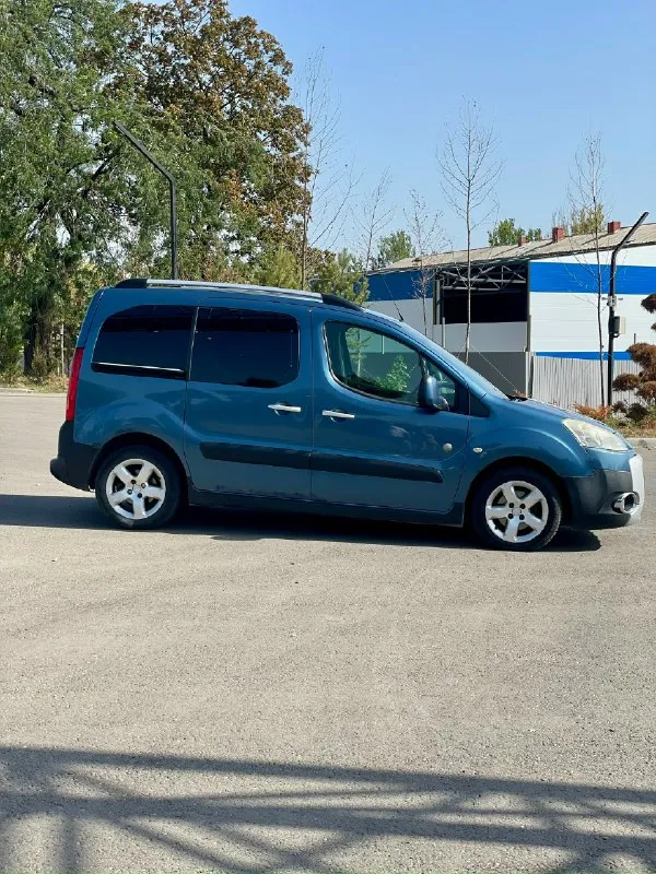 Продам peugeot партнер ( peugeot partner) год выпуска 2011 коробка передач: механическая двигатель: 1,6 турбо привод: передний пробег: 260000 км средний расход: 7 л один владелец, кондиционер, гур, подушки безопасности, центральный замок. цена 700000₽. телефон +79493162927 донецк 📞 звоните: +7(949)3162927 - фотография - 2
