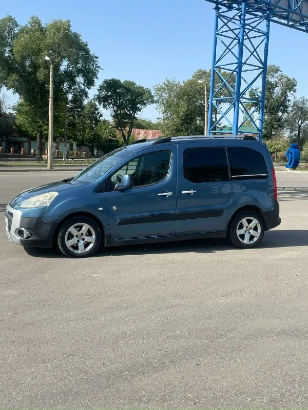 Продам peugeot партнер ( peugeot partner) год выпуска 2011 коробка передач: механическая двигатель: 1,6 турбо привод: передний пробег: 260000 км средний расход: 7 л один владелец, кондиционер, гур, подушки безопасности, центральный замок. цена 700000₽. телефон +79493162927 донецк 📞 звоните: +7(949)3162927 - фотография - 3