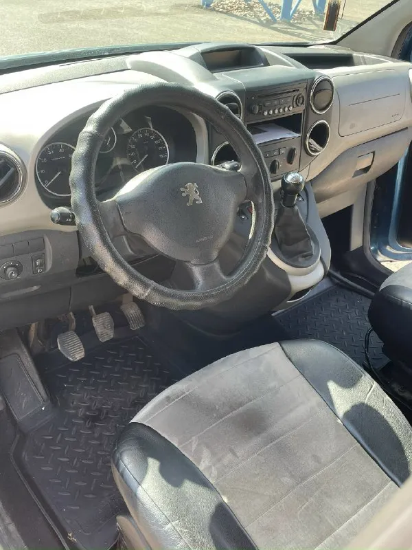 Продам peugeot партнер ( peugeot partner) год выпуска 2011 коробка передач: механическая двигатель: 1,6 турбо привод: передний пробег: 260000 км средний расход: 7 л один владелец, кондиционер, гур, подушки безопасности, центральный замок. цена 700000₽. телефон +79493162927 донецк 📞 звоните: +7(949)3162927 - фотография - 5
