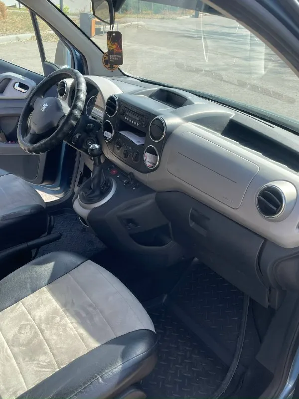 Продам peugeot партнер ( peugeot partner) год выпуска 2011 коробка передач: механическая двигатель: 1,6 турбо привод: передний пробег: 260000 км средний расход: 7 л один владелец, кондиционер, гур, подушки безопасности, центральный замок. цена 700000₽. телефон +79493162927 донецк 📞 звоните: +7(949)3162927 - фотография - 6