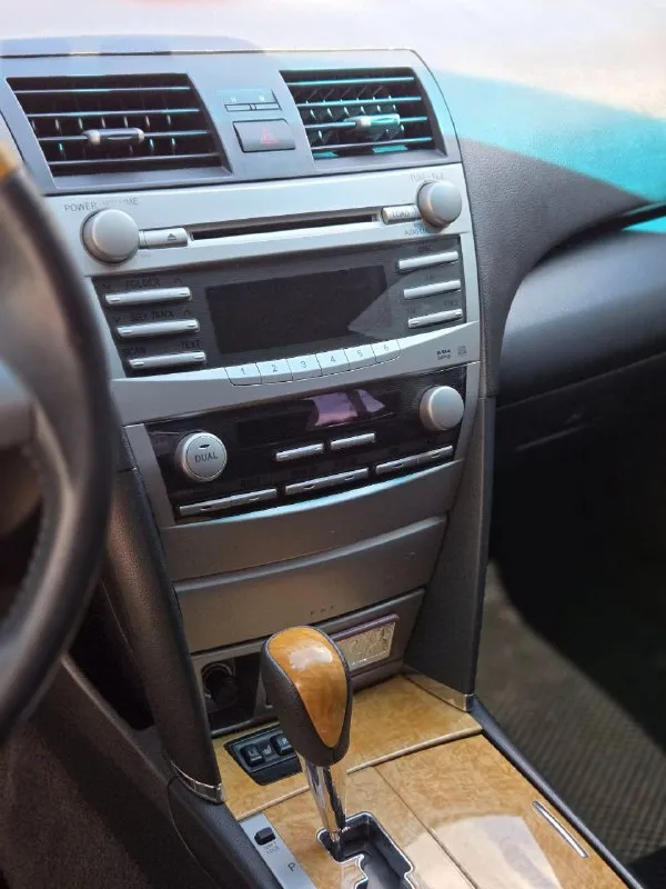 Продам toyota camry 2.4 at 2007г. пробег 255000 км. вторая машина в семье. зеленая автотека. в идеальном состоянии, вложений не требует, по кузову гнили, ржавчин нет. не бита, не крашена. салон кожаный в отличном состоянии. цена 1.300.000₽ торг. остальные вопросы по +79590276590 + 79490898645 📞 звоните: +7(949)0898645 - фотография - 7