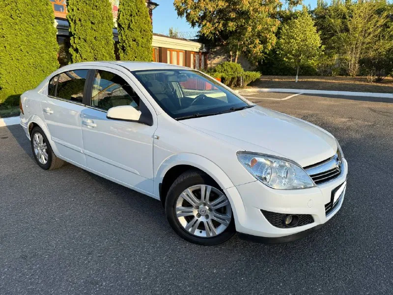 Opel astra 2007 год мотор 1.8 бензин на обычном автомате! хорошее состояние мотор работает ровно, коробка без пинков переключает плавно, ходовая не стучит, полностью обслужена. кузов оцинкованный коррозии нет, стекла все заводские включая лобовое, безопасность вся на месте, комплектация с климат контролем, подогревами сидений, датчик света, дождя и др. вложений не требует сел и поехал, с документами полный порядок! цена 600 т. р г. донецк +79493710826 - фотография - 2