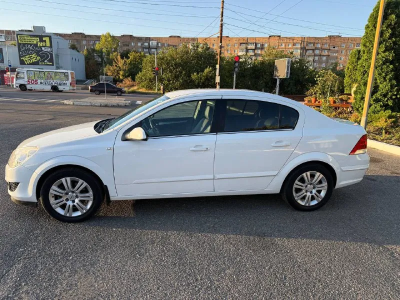 Opel astra 2007 год мотор 1.8 бензин на обычном автомате! хорошее состояние мотор работает ровно, коробка без пинков переключает плавно, ходовая не стучит, полностью обслужена. кузов оцинкованный коррозии нет, стекла все заводские включая лобовое, безопасность вся на месте, комплектация с климат контролем, подогревами сидений, датчик света, дождя и др. вложений не требует сел и поехал, с документами полный порядок! цена 600 т. р г. донецк +79493710826 - фотография - 3