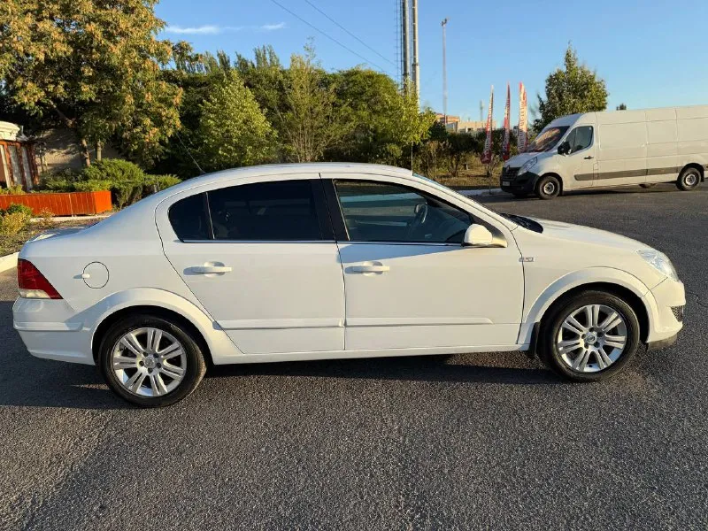 Opel astra 2007 год мотор 1.8 бензин на обычном автомате! хорошее состояние мотор работает ровно, коробка без пинков переключает плавно, ходовая не стучит, полностью обслужена. кузов оцинкованный коррозии нет, стекла все заводские включая лобовое, безопасность вся на месте, комплектация с климат контролем, подогревами сидений, датчик света, дождя и др. вложений не требует сел и поехал, с документами полный порядок! цена 600 т. р г. донецк +79493710826 - фотография - 6