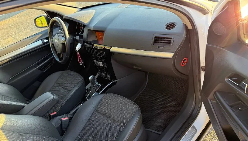 Opel astra 2007 год мотор 1.8 бензин на обычном автомате! хорошее состояние мотор работает ровно, коробка без пинков переключает плавно, ходовая не стучит, полностью обслужена. кузов оцинкованный коррозии нет, стекла все заводские включая лобовое, безопасность вся на месте, комплектация с климат контролем, подогревами сидений, датчик света, дождя и др. вложений не требует сел и поехал, с документами полный порядок! цена 600 т. р г. донецк +79493710826 - фотография - 8