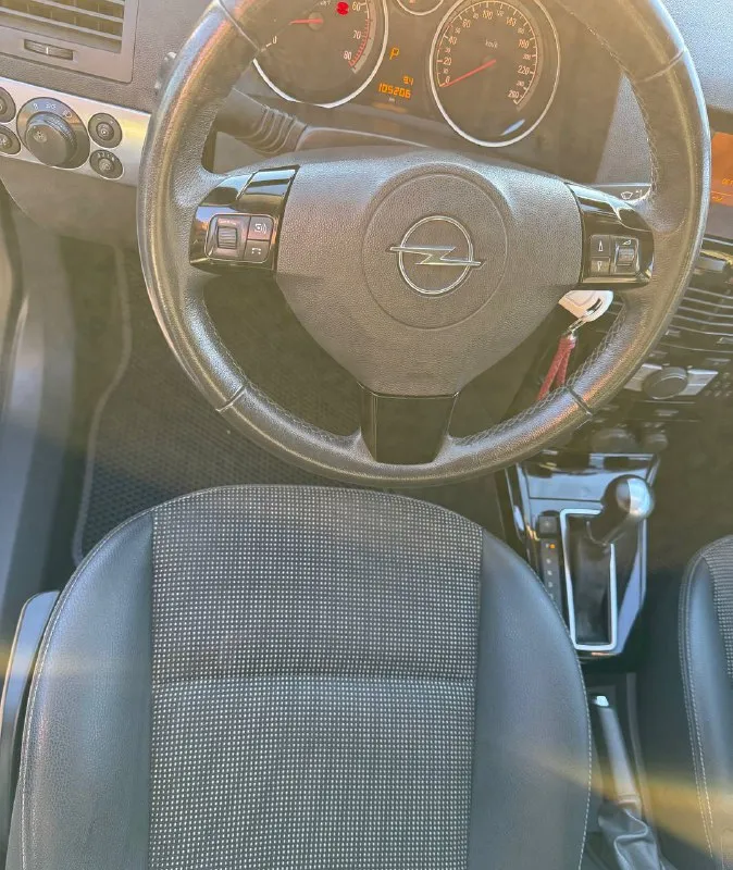 Opel astra 2007 год мотор 1.8 бензин на обычном автомате! хорошее состояние мотор работает ровно, коробка без пинков переключает плавно, ходовая не стучит, полностью обслужена. кузов оцинкованный коррозии нет, стекла все заводские включая лобовое, безопасность вся на месте, комплектация с климат контролем, подогревами сидений, датчик света, дождя и др. вложений не требует сел и поехал, с документами полный порядок! цена 600 т. р г. донецк +79493710826 - фотография - 9