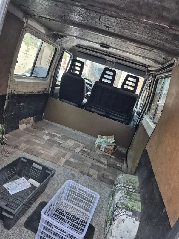 Продам личный автомобиль, fiat ducato, 1.9 td, 1999 года рождения. по документам грузопассажирский 6+1 категория b, двигатель французский пежо один из надёжнейших, после капитального ремонта прошёл 40 тыс. , топливный насос после ремонта, новая рейка. стоит подогрев двигателя на 220в. коробка на 5. днище и кузов поварено. последнии лет 20 в одних хозяйских руках. имеется второй ряд сидений от boeing 747. вложений не требует, салярку нюхает. доедет куда угодно. отвечу на любые вопросы и за каждое слово. цену вижу 490000 тыр, в машину вложено много сил и средств, торг присутствует. звоните +79493301540, владимир. авто в донецке. - фотография - 3