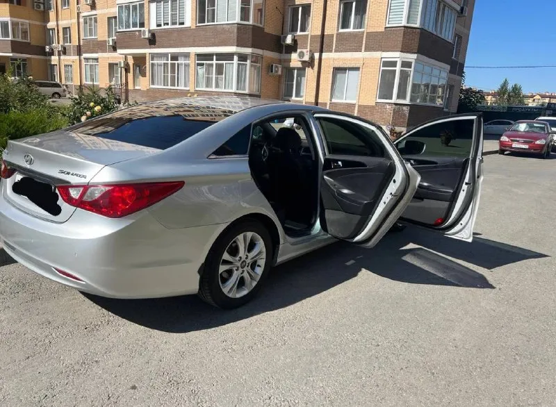 Продам hyundai sonata 2011 года выпуска. хозяин 1, документы в порядке. просмотр возможен в г. ростов-на-дону (по необходимости можем пригнать в донецк, днр) обращаться по тел. : +79494512062, 89770165706 пробег, км: 160 000 поколение: vi (2009-2014) тип двигателя: бензин привод: передний мощность, л. с.: 178 модификация: 2.4 ат (178 л. с.) руль: левый цвет: серый тип автомобиля: с пробегом состояние: не битый птс: оригинал владельцев по птс: 1 обмен: не интересует **** просмотр возможен в г. ростов-на-дону, по необходимости пригон в донецк стоимость 1150000 руб 💰 - фотография - 5